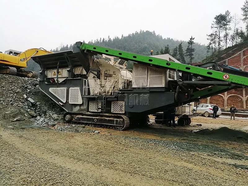 履帶反擊破碎篩分站生產(chǎn)線現(xiàn)場二 履帶反擊破碎篩分站生產(chǎn)線現(xiàn)場二